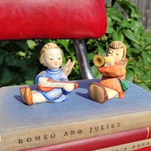 Pair of vintage 70's Goebel Hummel "Joyous News", angle with lute & trumpet